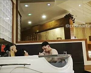 Трио универсальных гей твинков исследуют желания на столе