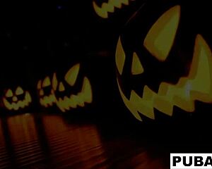 Me n my frend sharin a halloween scare wit big tits n ass!