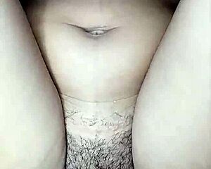 Joven Caliente Masturbates Hairy Coño in Hidden Ride