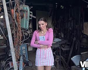 Dolžnik jeban v vrtu v spodnjem perilu