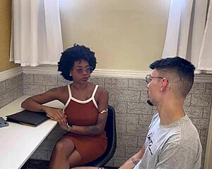 secretaria negra aceita rola de branco roludo como pagamento inusitado. que acordo!