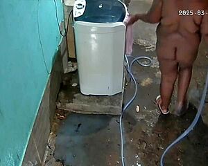 camera escondida catches milf bathing. hidden footage of big tits exposed in backyard.