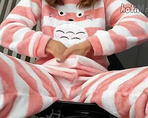 Horny Teen 18+ Masturbating Pussy