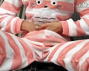 Horny Teen 18+ Masturbating Pussy