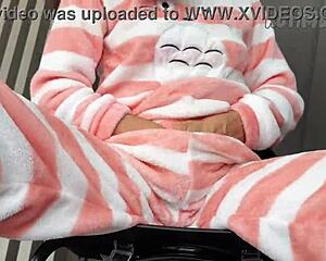 Horny Teen 18+ Masturbating Pussy