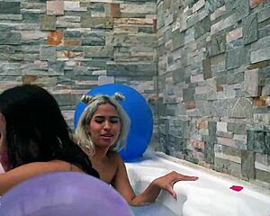 Je taquine la chatte de mon amie asiatique dans un jacuzzi public chaud.