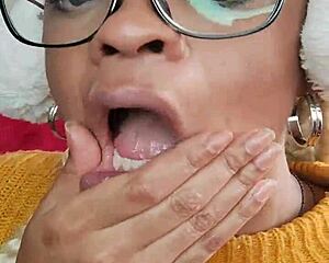 putinha latina playing with dildo in solo fun