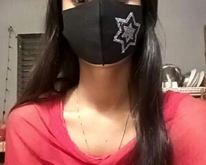 Indian girl performs live sex on video