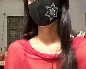 Indian girl performs live sex on video