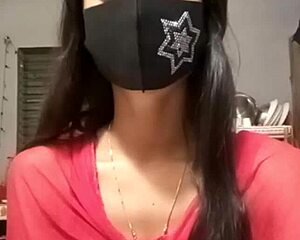 Indian girl performs live sex on video