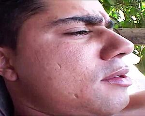 Loira jealous of waitress gives her man a hot deal?