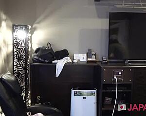 야, 이 귀여운 일본 틴 18+가 POV에서 지저분한 크림파이 위해 세게 분출해!