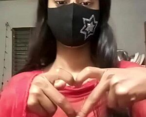 Indian girl performs live sex on video