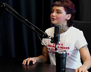 O bog, bila sem tako živčna, da bi mi med tem tetoviranjem gangbangom jebli rit... Annie Clementine v prozornem rdečem!