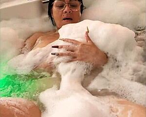 My stepmom accepted to go to the jacuzzi to fuck