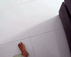 Madrastra sorprendida por hijastro con bragas transparentes
