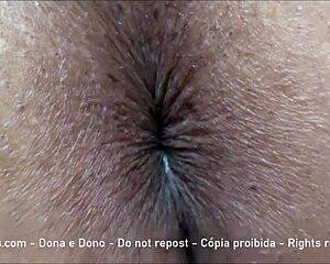 minha esposa submissa mostra o rabo enorme em vídeo caseiro bem provocante.