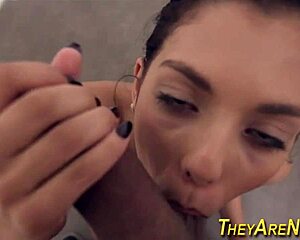 Primeira vez amadora teen 18+ com tatuagem banhando e recebendo punheta