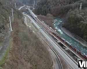 Млада 18+ рижава ме язди за вниманието на непознати във влака