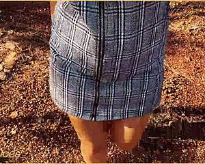 MILF villantja borotvált picsáját felülről bugyi nélkül