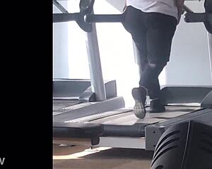 A girl with big ass is running on the treadmill