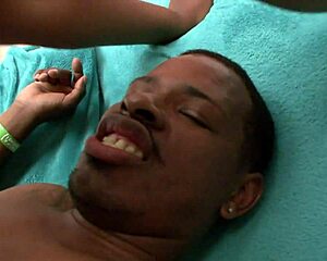 yo, brown and round bbw sista cakez got that big ass! 😜