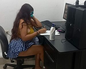 18 años estudiando clases de computadora medio desnuda porque me quemo 🔥