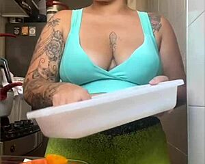 Man, wearin’ them tight shorts, my pussy just poppin’ out, ya know?