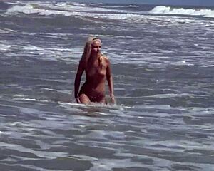 Sexy teen Agnes bathes in the ocean