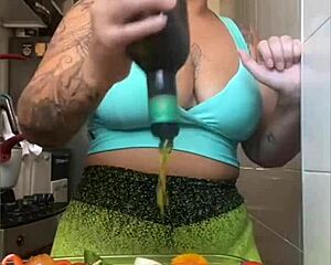 Man, wearin’ them tight shorts, my pussy just poppin’ out, ya know?