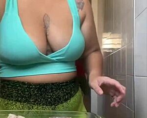 Man, wearin’ them tight shorts, my pussy just poppin’ out, ya know?