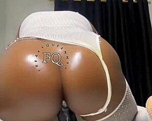 Mükemmel Doğal Memeli Genç Emici, Memelere Boşalıyor