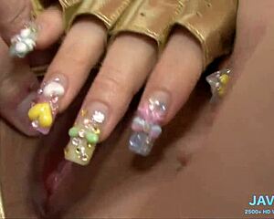 Podívej se na mou chlupatou japonskou kundičku v části 4?