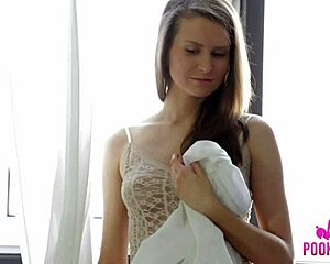 The nice woman Janna gets naked because of her desire