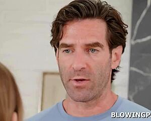 Petite 18+ Teen-Babe gibt schlampigen Blowjob an die Crew