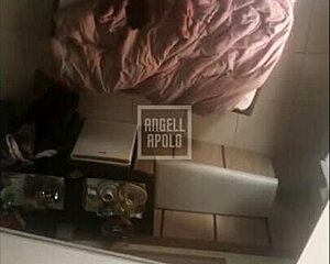 Po orgiji s prijateljicami sem trdo jebal svojo podrejeno latinsko ženo doma