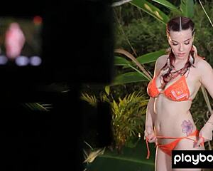 タトゥーのティーン18+ エリザベス・マークスが熱帯雨林で巨大な乳房を見せる