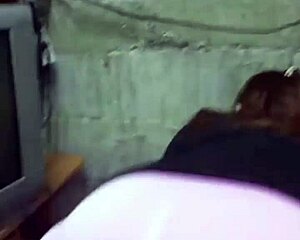 coroa do rabo grande e a calcinha marcando