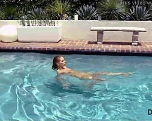 Jenny si užívá divoké šukání s hezkým zralým tátou