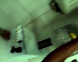 Mąż zostawia żonę z przyjacielem, łapie ich na lesbijskiej akcji