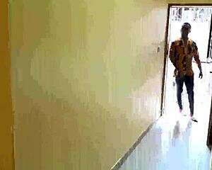 หีของสาวเอ็บเบินี่เปียกสำหรับสุดสัปดาห์ในโรงรถ?