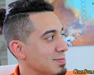 Фетиш тинејџерке 18+ интензивно добијају прсте у пицку у групи