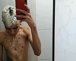 BATENDO PUNHETA NO BANHEIRO DEPOIS DO JOGO DE FUTEBOL