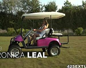 Veronica Leal се наслаждава на външно разтягане