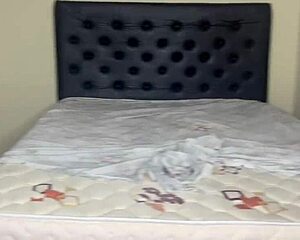 Estocando as bolas na gostosa sem camisinha