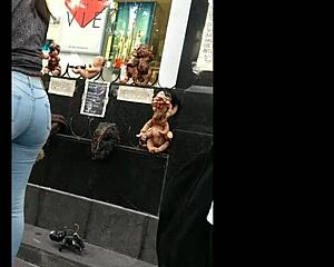 Latina teen 18+ mostra le sue curve in jeans stretti