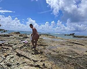 테드가 모루 데 상 파울루에서 예쁜 브루넷의 엉덩이 벌리기 견딜 수 있을까?