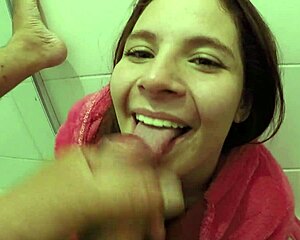 novata gosta de chupar rola escondido