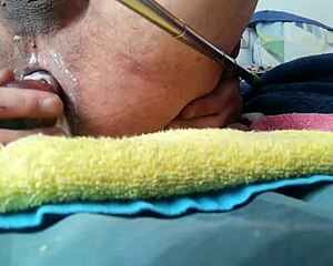 Min lille ræv leker med leker! Anal moro venter!