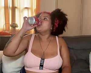 Cewek Gendut Minum Coke dan Kentut